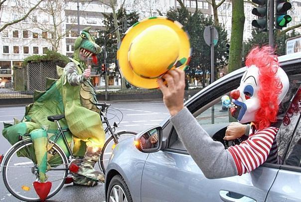 Ob Clown oder Untier – wer selbst zum närrischen Treiben fahren möchte, muss darauf achten, dass seine Verkleidung sich nicht störend auf Sicht und Bewegungsfreiheit auswirkt. Foto: Allianz/GP